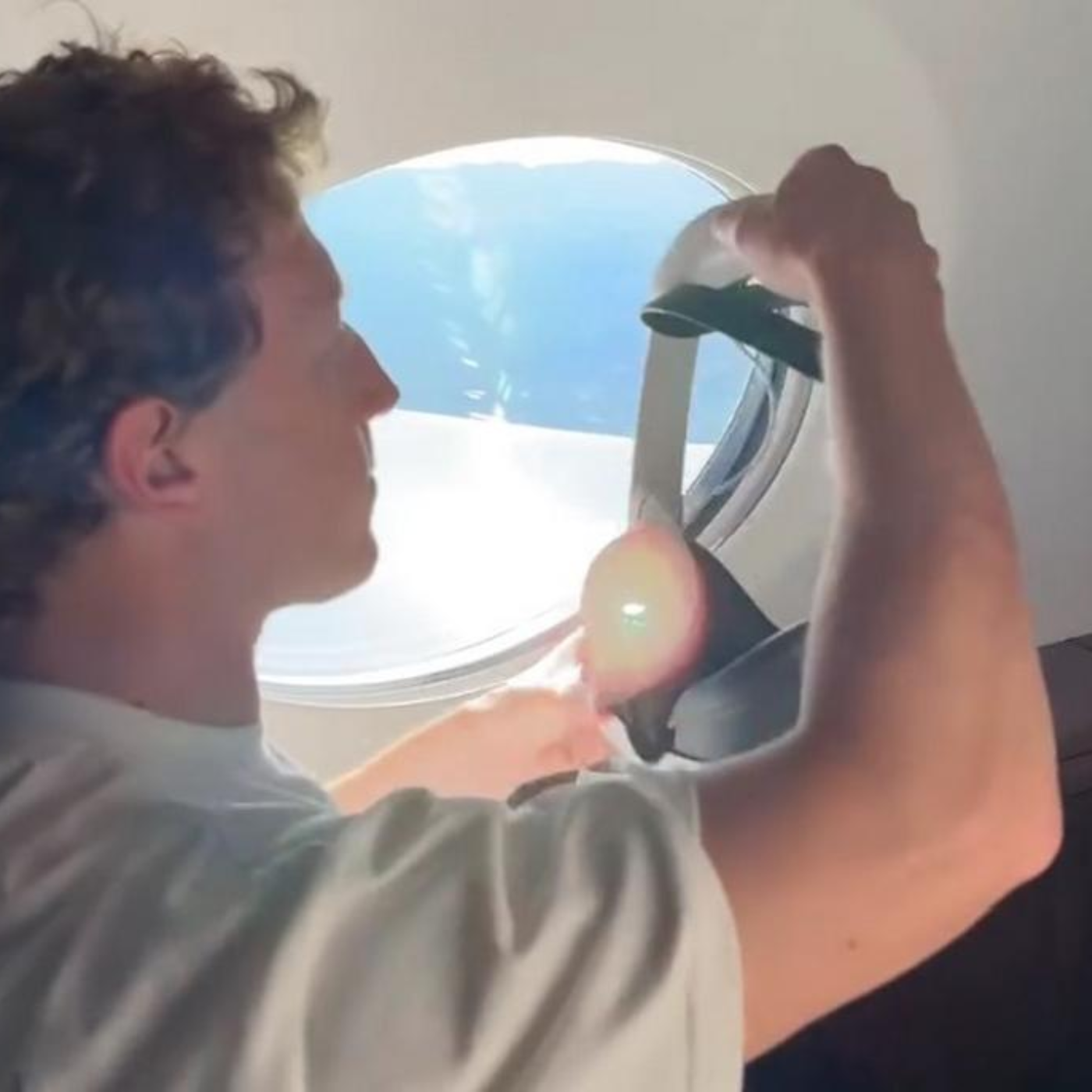 Mark Zuckerberg's jet flies 12,316 km per flight, sparking environmental concerns.